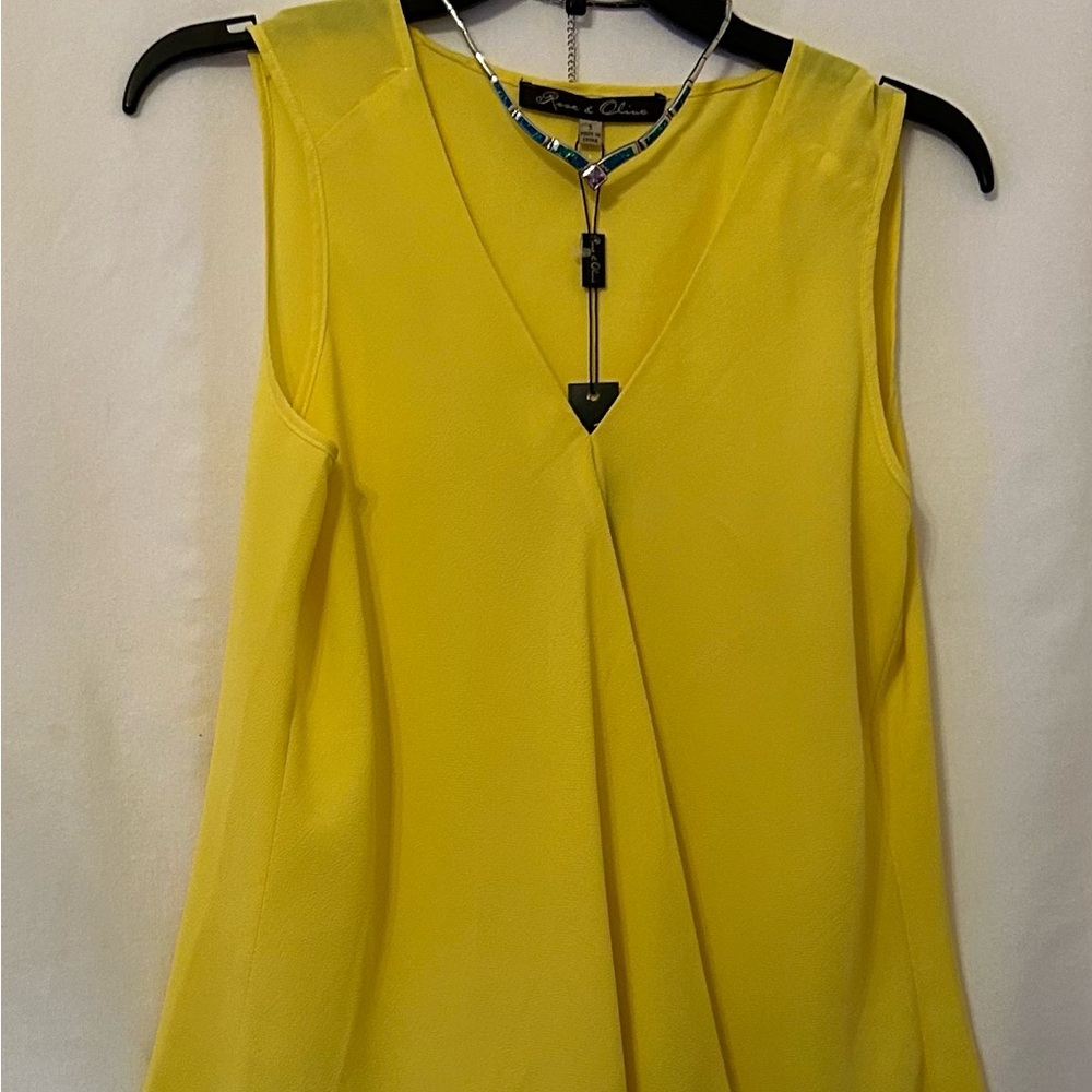 Beautiful Yellow Rose & Olive Sleeveless Top Size S NWT